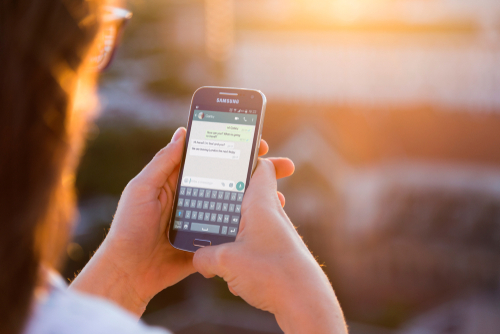  I migliori trucchi per WhatsApp "width =" 500 "height =" 334 "/> </p>
<p> Se sei un utente di <strong> Android </strong>solo <strong> fai clic sul messaggio </strong> che ti interessa e fai clic sull'opzione <strong> Rispondi </strong>. Se invece sei un utente di <strong> iPhone </strong>scorri il messaggio a sinistra e premi <strong> Rispondi </strong>. È così semplice! </p>
<h2> <strong> Trick 13: Mantieni segreti i tuoi messaggi </strong> </h2>
<p> Se è vero che in teoria i messaggi <strong> di WhatsApp sono privati ​​</strong>le notifiche <strong> </strong> che appaiono sul nostro cellulare rivelano ai pettegolezzi del nostro ambiente di cosa stai parlando. Un buon modo per mantenere le conversazioni private senza <strong> eliminando le notifiche </strong> è che dicono solo chi ha inviato il messaggio ma non il suo contenuto. </p>
<p> <img decoding=