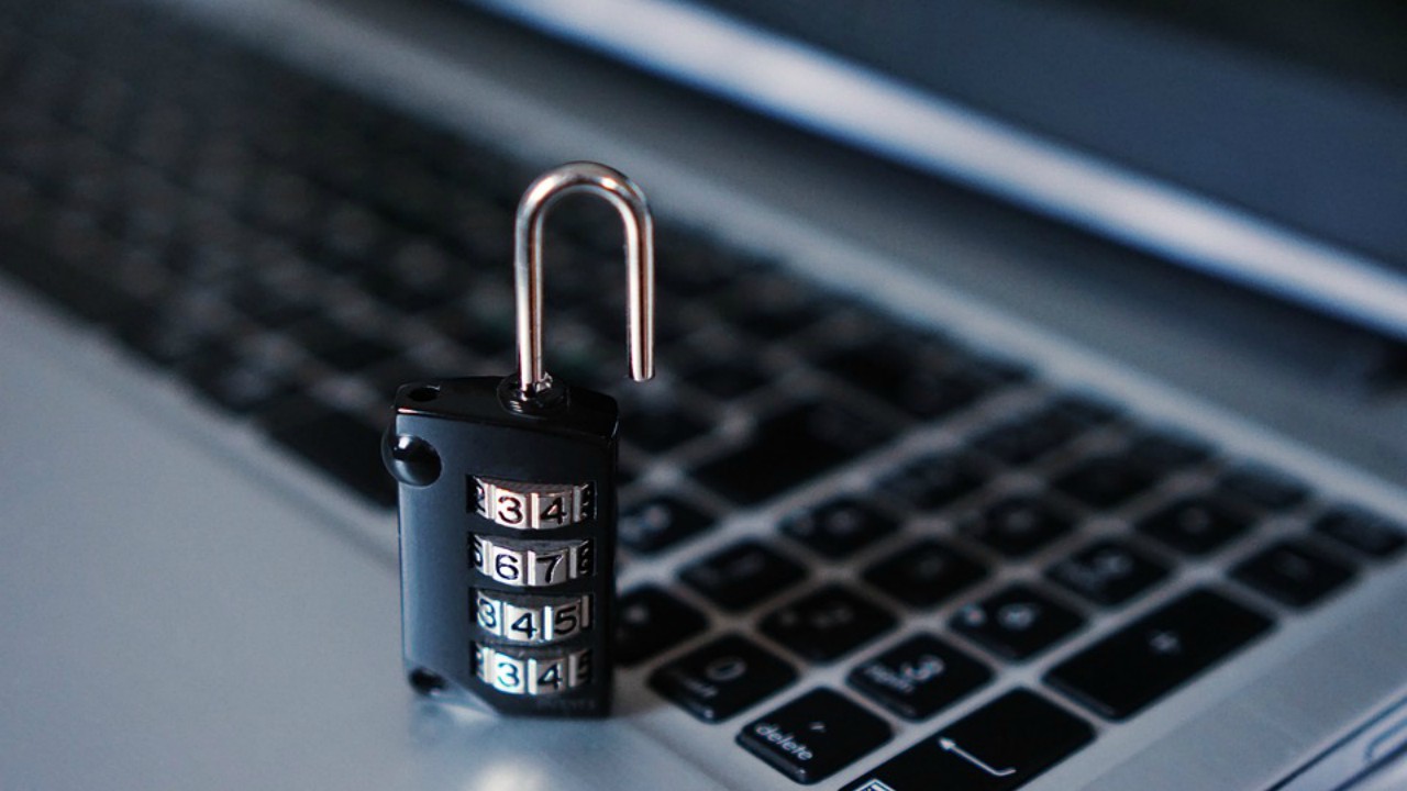  Il firewall più efficace è noi stessi ... secondo Entelgy "width =" 1280 "height =" 720 "/> </span> </p>
<p> <strong> Firewall Mindset </strong> <span style=