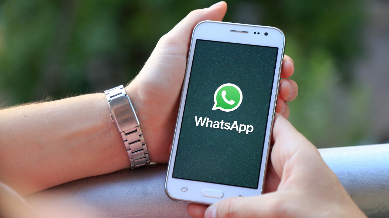  WhatsApp: tutte le notizie che potrebbero arrivare l'anno prossimo "larghezza =" 1280 "altezza =" 720 "/> </h2>
<h2> Modalità oscura </h2>
<p> Finalmente. Sì. La prevista modalità scura, che è già in decine di applicazioni, arriverà nel 2024. In effetti, la società prevede di lanciarla anche prima della fine di quest'anno, almeno sui dispositivi iOS. Ci è voluto, ma era tempo di uno sviluppo così importante. </p><div class='code-block code-block-2' style='margin: 8px auto; text-align: center; display: block; clear: both;'>
<script async src=