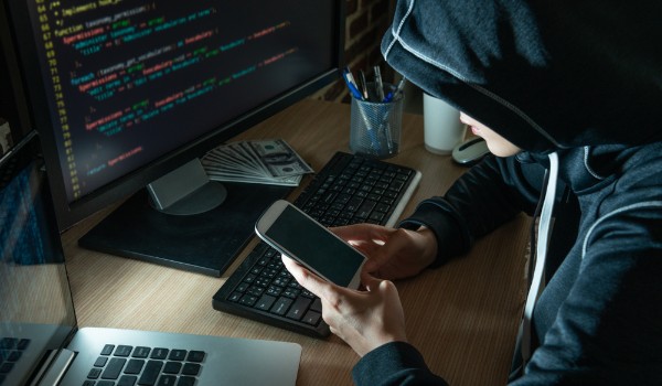 Pirata informatico con uno smartphone "larghezza =" 600 "altezza =" 350 "/> </p>
<h3> <strong> 1. Lo smartphone funziona molto lentamente </strong> </h3>
<p> Uno dei principali segni che potrebbero indicare che il tuo telefono cellulare è stato violato è che, senza spiegazione, <strong> le prestazioni del tuo telefono cellulare diminuiscono considerevolmente </strong>. Noterai questo tipo di rallentamento sia nel funzionamento del sistema operativo del tuo telefono cellulare che nelle prestazioni delle tue app o durante la navigazione in Internet. </p>
<p> Prima che il panico inizi a diffondersi, è importante considerare se hai un nuovo smartphone o se ne usi uno che ha già qualche anno. In questo caso, <strong> l'installazione di un aggiornamento del sistema operativo potrebbe essere la causa di questa lentezza </strong>. Se invece il tuo telefono è nuovo, è molto probabile che sul tuo smartphone sia installato qualche tipo di malware. </p>
<h3> <strong> 2. Lo smartphone si surriscalda </strong> </h3>
<p> Il <strong> surriscaldamento </strong> è un altro chiaro segnale di avvertimento che il tuo telefono cellulare potrebbe essere hackerato. Ciò appare in risposta al malware <strong> </strong> che il criminale informatico ha installato sul tuo telefono. Il software dannoso sarà sempre in esecuzione in background, riscaldando il tuo cellulare se lo stai usando o meno e aumentando il lavoro del tuo processore. </p>
<p> Un metodo infallibile per sapere se il tuo cellulare si surriscalda non è quello di usarlo per alcune ore e quindi <strong> per controllarne la temperatura </strong>. Tieni presente che se sei un utente mobile Android, è anche possibile che lo smartphone si surriscaldi lasciando molte applicazioni aperte in background o utilizzando un'app o un gioco di lunga durata. </p>
<h3> <strong> 3. La batteria del tuo cellulare si esaurisce in breve tempo </strong> </h3>
<p> Un altro punto strettamente legato al precedente è che se uno smartphone è stato violato, <strong> la sua batteria dura di solito alcune ore </strong>. Ciò è dovuto al malware in esecuzione in background che sta scaricando dati dannosi sul cellulare o inviando informazioni agli hacker. </p>
<p> Dovresti tenere presente che se <strong> il tuo telefono cellulare ha già qualche anno </strong>è probabile che la sua batteria non funzionerà come il primo giorno. È anche comune che con ogni nuovo aggiornamento del sistema operativo mobile, il consumo della batteria aumenta. </p>
<p> Per rilevare se la batteria si esaurisce per l'hacking, è importante pensare <strong> da quando ti sei reso conto che il tuo cellulare non funziona come prima </strong>. Se proviene da un aggiornamento del tuo sistema operativo, è molto probabile che tutto sia dovuto al fatto che un vecchio cellulare ha a che fare con una versione troppo potente di Android. Se al contrario appare dopo l'installazione di un'applicazione, è molto probabile che sia il risultato di malware. </p>
<h3> <strong> 4. Gli addebiti e gli abbonamenti sconosciuti compaiono sulla fattura del cellulare </strong> </h3>
<p> Gran parte del malware che gli hacker installano su smartphone Android <strong> copia il tuo numero di cellulare </strong> e quindi lo abbona senza la tua autorizzazione a <strong> servizi premium </strong>. Questi possono essere di tutti i tipi, ma hanno sempre in comune che aumenteranno esponenzialmente il conto della tua compagnia telefonica. </p>
<p> Se inizi a ricevere <strong> messaggi di servizi che non hai richiesto </strong> o nella tua fattura del cellulare rilevi addebiti sconosciuti, ci dispiace dirti che il tuo cellulare è stato violato. </p>
<h3> <strong> 5. Qualcuno usa i tuoi social network o servizi di messaggistica senza la tua autorizzazione </strong> </h3>
<p> Un altro fattore chiave che indica che il tuo cellulare è stato violato è che <strong> i messaggi o le pubblicazioni con il tuo nome </strong> iniziano a comparire senza averli scritti. È normale che tu non riesca a realizzare questi messaggi da solo, ma se un amico o un collega ti avvisa che c'è qualche <strong> strano aggiornamento sui tuoi social network </strong> o che hai inviato loro un messaggio insolito attraverso di applicazioni come <strong> WhatsApp </strong>agisce rapidamente. </p>
<h3> <strong> 6. Vengono visualizzate finestre popup </strong> </h3>
<p> I pop-up <strong> </strong> o <em> <strong> </strong> </em> sono un sintomo inequivocabile che il tuo cellulare è stato violato. Questi possono apparire durante la navigazione in Internet o semplicemente durante l'utilizzo del cellulare. Normalmente, questi pop-up indicano in genere che il tuo cellulare ha un virus e che devi fare clic su un collegamento per poterlo eliminare. <strong> Non premere mai quel link </strong> perché tutto ciò che otterrai è infettare il tuo telefono ancora di più. </p>
<h3> <strong> 7. Il tuo numero di telefono non funziona o è stato deviato senza la tua autorizzazione </strong> </h3>
<p> È molto comune che dopo aver violato il tuo cellulare, il tuo numero di telefono smetta di funzionare normalmente. Quindi è probabile che <strong> tutte le tue chiamate vengano dirottate sulla linea dell'hacker </strong> o addirittura che appaiano fuori servizio. </p>
<p> Fortunatamente ci sono alcuni codici comodi con i quali puoi <strong> controllare i reindirizzamenti del telefono cellulare </strong> e quindi uscire da ogni dubbio. Sono i seguenti: </p>
<ul>
<li> <strong> ** ## 002 # * * – </strong> Se pensi che la tua linea telefonica sia stata deviata su un altro telefono, usa questo codice universale. Ciò disattiverà qualsiasi servizio di deviazione associato alla tua linea e riprenderai il controllo. </li>
<li> <strong> *** # 62 # * * – </strong> Se quando qualcuno chiama il tuo numero appare fuori servizio, premi questo codice. Con esso saprai dove sono state deviate le tue chiamate e i tuoi messaggi. In caso di attività sospette, è necessario contattare la propria compagnia telefonica. </li>
<li> <strong> *** # 21 # ** – </strong> Questo codice è molto simile al precedente ma offre tutte le informazioni su qualsiasi deviazione effettuata attraverso una piccola finestra. Questo è molto più chiaro quando si tratta di identificare i problemi con la tua linea mobile. </li>
</ul>
<h3> <strong> 8. Appaiono applicazioni che non conosci </strong> </h3>
<p> Un altro chiaro indicatore che il tuo cellulare è stato violato è <strong> trovare applicazioni che non ricordi di aver installato </strong>. Questi sono stati installati in remoto tramite un'app dannosa e saranno responsabili per il furto dei dati o l'addebito sul tuo account. </p>
<p> Come utente Android è molto comune che queste app passino inosservate perché non appaiono direttamente ancorate alla schermata principale del tuo cellulare. Pertanto, si consiglia vivamente di controllare periodicamente </strong> le app installate </strong> sul dispositivo mobile e quindi di dubitare. </p>
<h2> <strong> Cosa fare se il tuo cellulare è stato violato </strong> </h2>
<p> Se dopo aver letto i punti precedenti ti sei appena reso conto che <strong> il tuo cellulare è stato violato </strong>ci dispiace dirti che dovresti agire sulla questione il più rapidamente possibile. Ogni giorno che ti manca, può significare che perdi gran parte dei tuoi dati personali, che aumenta il livello di infezione del tuo smartphone o che alla fine perdi una quantità significativa di denaro. </p>
<p> <img decoding=