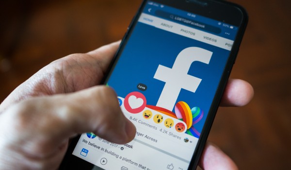  Facebook per Android "larghezza =" 600 "altezza =" 350 "/> </p>
<p> Il social network <strong> </strong> di Zuckerberg è il più popolare e anche il più attivo in tutto il mondo. Come potrebbe essere altrimenti, ha un'applicazione <strong> eccellente per smartphone </strong> con Android da cui puoi aggiornare il tuo stato ovunque tu sia. </p>
<p> La versione mobile di Facebook consente di eseguire esattamente le stesse attività della versione desktop. Ovviamente, portarlo in tasca è molto utile per <strong> da condividere in qualsiasi momento in qualsiasi momento </strong> da casa, caricare foto e utilizzare funzionalità come la condivisione della propria posizione. Come unico difetto, spende molte risorse sul tuo cellulare, quindi di solito consuma facilmente la batteria. Se questo è il caso con il tuo smartphone, opta per la sua versione <strong> Lite </strong>. </p>
<p><!-- Start shortcoder --> </p>
<p class=