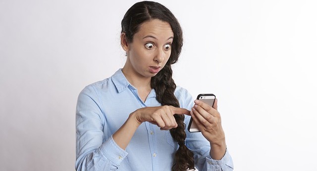  Persona sorpresa con cellulare "larghezza =" 640 "altezza =" 346 "/> </p><div class='code-block code-block-2' style='margin: 8px auto; text-align: center; display: block; clear: both;'>
<script async src=