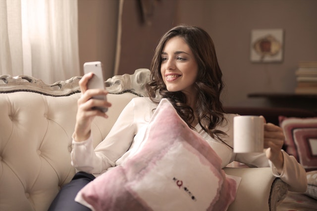 Donna che sorride al cellulare "larghezza =" 640 "altezza =" 426 "/> </p>
<p> Nell'articolo di oggi condivideremo con te <strong> i migliori giochi di domande e risposte </strong> che puoi scaricare per il tuo cellulare <strong> Android </strong>. Ce ne sono per tutti i gusti e con temi molto diversi. Scarica quello che ti piace di più! </p>
<h2> <strong> Chiesto </strong> </h2>
<p> <iframe title=