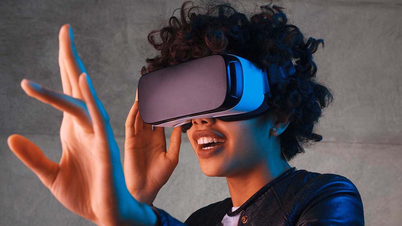  donna che indossa occhiali per realtà virtuale "larghezza =" 640 "altezza =" 360 "/> </p>
<p> Esistono molti modelli di <strong> occhiali per realtà virtuale </strong> per il tuo cellulare a prezzi molto buoni. Se lo desideri, puoi dare un'occhiata alle migliori offerte Amazon facendo clic sul seguente link <strong> </strong>. </p>
<p> Se sei un utente di <strong> PC </strong> puoi anche ottenere il massimo da questi video acquistando un <strong> auricolare per realtà virtuale compatibile </strong>. Sono molto più costosi, ma l'esperienza che offrono è molto più realistica e coinvolgente rispetto al cellulare. </p>
<h2> <strong> I migliori tour virtuali sotto il mare </strong> </h2>
<p> Goditi alcuni eccellenti tour virtuali in cui potrai immergerti ed esplorare la fauna delle barriere coralline. Goditi alcuni dei luoghi più incredibili come Manta Point, il punto di immersione stellare a Bali o il naufragio della nave Glen Nusa. In effetti, puoi persino nuotare tra gli squali senza uscire dal soggiorno. Ti iscrivi per questo? </p>
<h3> <strong> Barriere coralline a 360 ° </strong> </h3>
<p> <iframe title=