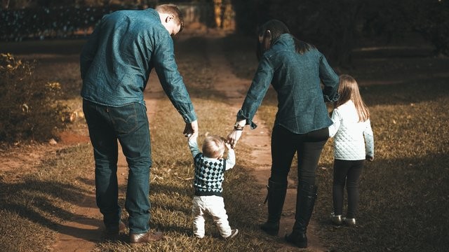  Famiglia che cammina per il campo "width =" 600 "height =" 338 "/> </p>
<p> Il nostro primo consiglio per allontanarti un po 'dai social media durante queste vacanze estive è davvero semplice. Assicurati di allocare <strong> ore libere di tecnologia </strong> nell'arco della giornata. Durante queste sessioni sarà assolutamente vietato guardare il tuo cellulare e iniziare a spettegolare sui social network. Si consiglia di trascorrere una parte di queste ore senza telefono o schermo prima di andare a letto per dormire meglio e di più. </p>
<h3> <strong> Limita il tempo che dedichi ai social network </strong> </h3>
<p> <img decoding=