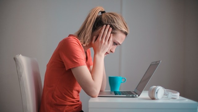  Ragazza triste con laptop "width =" 600 "height =" 339 "/> </p>
<p> I social network <strong> rompono la barriera della privacy </strong> nelle nostre vite. In questo modo ci aiutano a scoprire molti aspetti e valori dei nostri colleghi, amici o familiari di cui non eravamo altrimenti a conoscenza. </p>
<p> Vivere ritmi di vita diversi, approfittare del tempo in altri modi o pensare in modi opposti genera la paura di essere diversi dal resto dei nostri cari. Questo genera <strong> confusione </strong><strong> insicurezza </strong> e in molte occasioni una <strong> grande paura di non adattarsi </strong> perché sono diversi. </p>
<h2> <strong> Cosa fare se ci sentiamo vittime dei social network </strong> </h2>
<p> Come hai già visto in questo articolo, i social network non sono solo un modo innocente per divertirsi ed essere connesso con il resto del pianeta. Questi comportano molti <strong> effetti negativi </strong> che dobbiamo sapere come mitigare. </p>
<p> Se ti senti identificato con alcuni dei sintomi che abbiamo descritto, ti consigliamo di passare qualche giorno lontano dalle reti e di fare una stagione di <strong> disintossicazione digitale </strong>. I primi giorni senza poter consultare Facebook, caricare le tue foto su Instagram o sfogarti tramite Twitter saranno difficili, ma vedrai come dopo poco tempo ti sentirai meglio. Una volta che hai ripreso il controllo della tua vita e del tuo tempo, puoi sempre tornare alle reti, assicurandoti sempre di usarle con parsimonia. </p>
<p> Se invece non ti vedi capace di passare un solo giorno lontano da loro, è più che probabile che tu abbia un serio problema di dipendenza dai social network. In questo caso, ti consigliamo di <strong> rimuovere le applicazioni dal tuo cellulare </strong> e di chiedere l'aiuto di un esperto. Può sembrare una misura estrema, ma alla lunga ti renderai conto che è l'opzione migliore che sei stato in grado di prendere. </p>
<p> Conosci altri <strong> effetti negativi </strong> generati dai <strong> social network </strong>? Condividilo con noi nella sezione commenti! </p>
<p class=