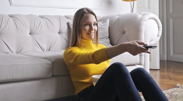  Donna che guarda la TV "width =" 600 "height =" 330 "/> </p><div class='code-block code-block-2' style='margin: 8px auto; text-align: center; display: block; clear: both;'>
<script async src=
