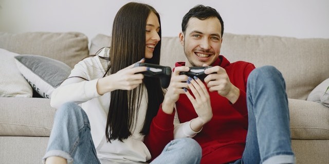  Coppia che gioca ai videogiochi "width =" 600 "height =" 299 "/> </p><div class='code-block code-block-2' style='margin: 8px auto; text-align: center; display: block; clear: both;'>
<script async src=
