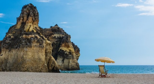  Spiaggia e amaca "width =" 600 "height =" 329 "/> </p>
<p> Sebbene questo punto possa essere un po 'complicato a causa della pandemia COVID-19, si consiglia di disconnettersi dai social network <strong> di cambiare completamente la scena </strong>. Pensa che gran parte della dipendenza dalle reti è dovuta alla monotonia e all'esecuzione quotidiana delle stesse azioni. Ad esempio, se di solito fai colazione leggendo Facebook, è più che probabile che se sei ancora a casa questa vacanza continuerai a farlo. Ti consigliamo il più possibile <strong> di fare le valigie e di andare, anche per 15 giorni, a goderti la vita un po 'lontano dal tuo cellulare </strong>. Si raccomanda che la destinazione non sia la tua seconda casa, perché lì è molto probabile che tornerai alla stessa routine di casa. Trova un <strong> viaggio economico </strong> (clicca <strong> qui </strong> per scoprire le pagine migliori per pianificare un viaggio) e dedicarti alla visita della città e alla scoperta di cose nuove. Ti assicuriamo che una volta trascorsi questi 15 giorni senza reti, ti sentirai una persona completamente nuova. </p>
<h2> <strong> Niente di tutto questo funziona? Potrebbe essere necessario eliminare i tuoi account </strong> </h2>
<p> Se nessuno dei nostri consigli ha funzionato per te o non sembri abbastanza forte da seguirne uno fino alla fine, probabilmente hai una <strong> dipendenza dai social network </strong>. Prima di tutto, non sentirti male perché è un male molto diffuso oggi, anche se ti consigliamo di cercare aiuto per superarlo. Un'opzione radicale ma efficace per raggiungere questo obiettivo è <strong> eliminare i tuoi account sui social network </strong> e iniziare a vedere come c'è vita oltre lo schermo del tuo computer o cellulare. Coraggio! </p>
<p class=