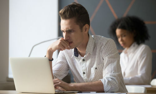Uomo preoccupato che guarda il laptop "width =" 500 "height =" 301 "/> </p>
<p> Per finire la nostra lista, vogliamo aiutarti a risolvere un errore particolarmente fastidioso in Windows 10. Questo mostra il messaggio <strong> "Windows Explorer ha smesso di funzionare" </strong> e chiude immediatamente tutte le finestre e ci impedisce di usare il nostro computer normalmente. </p>
<p> Le cause di questo errore possono essere diverse, sebbene la più comune sia che hai un driver <strong> obsoleto </strong> o che i file del tuo sistema operativo sono <strong> danneggiati </strong> e presentano un errore . È anche possibile che il tuo computer sia stato attaccato da un virus o malware o che un'applicazione installata generi qualche tipo di conflitto con il browser. </p>
<p> Per risolvere questo problema, consigliamo <strong> di aggiornare i driver </strong> del computer, utilizzare il controllo file <strong> SFC </strong> per analizzare e riparare i file di Windows e scansionare il computer alla ricerca di virus o malware. Se nessuno di questi passaggi ha funzionato per te, è meglio che <strong> ripristini il tuo computer a un punto precedente </strong>. </p>
<p> Di seguito vi lasciamo una guida passo passo per semplificare la risoluzione di questo fastidioso problema di Windows 10. </p>
<p class=