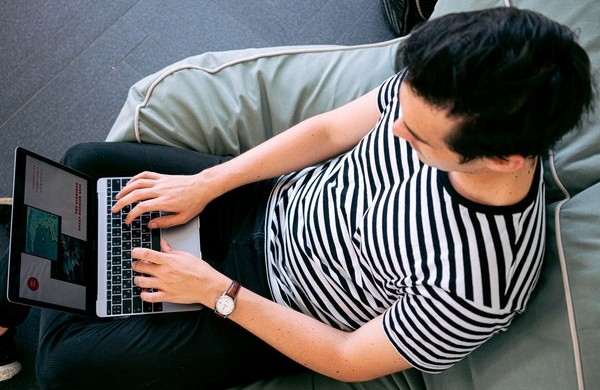 Uomo che usa un laptop "width =" 600 "height =" 390 "/> </p>
<p> Sebbene molti di noi non lo sappiano o non ne siano consapevoli, <strong> Windows 10 </strong> è molto consapevole di tutto ciò che facciamo ogni volta che accendiamo il computer. </p>
<p> Tutti questi dati sono accuratamente salvati nella nostra <strong> cronologia delle attività </strong> per essere successivamente inviati a Microsoft e analizzati da Redmond per migliorare il sistema operativo e offrire contenuti pertinenti ai nostri gusti. Tuttavia … quali informazioni memorizza esattamente Windows? </p>
<p> I dati che Microsoft memorizza sui suoi server cloud sono i seguenti: </p>
<ul>
<li> Il nostro utilizzo di Windows 10 misurato dalla sua funzione <strong> sequenza temporale </strong>. </li>
<li> La nostra <strong> posizione </strong> grazie al servizio di geolocalizzazione di Windows 10. </li>
<li> La nostra <strong> cronologia di navigazione </strong> tramite l'utilizzo di Microsoft Edge. </li>
<li> I comandi vocali di <strong> Cortana </strong>. </li>
<li> La cronologia delle ricerche <strong> </strong> che eseguiamo tramite il motore di ricerca Bing. </li>
<li> I <strong> film </strong><strong> serie </strong> o <strong> programmi televisivi </strong> che vediamo da un'applicazione o servizio Microsoft. </li>
<li> Le <strong> prestazioni </strong> e le <strong> attività </strong> eseguite da qualsiasi prodotto Microsoft. </li>
<li> Qualsiasi attività svolta dal nostro <strong> account LinkenIn </strong>. </li>
</ul>
<p> Forse dopo aver letto questo potresti pensare che stiamo esagerando, ma se lo desideri, puoi controllare tutta la <strong> cronologia delle attività </strong> memorizzata su di te nel tuo account Microsoft. </p>
<p> Per fare ciò, accedi al tuo account Microsoft facendo clic <strong> qui </strong> e poi sull'opzione <strong> "Privacy" </strong>. Nella nuova finestra vedrai un'introduzione in cui sarai informato di tutti i dati che vengono memorizzati dalla società di Redmond. </p>
<h2> <strong> Come posso interrompere la cronologia delle attività di Windows 10? </strong> </h2>
<p> <img decoding=