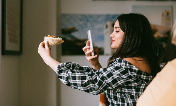  Donna che usa Instagram "width =" 600 "height =" 363 "/> </p>
<p> Prima che inizi a consigliare filtri per le tue storie … sai come salvarli? È molto semplice, devi solo eseguire <strong> uno di questi due passaggi </strong>: </p>
<p> <strong> Segui il designer del filtro- </strong> Se spettegolando su Instagram Stories vedi un filtro che ti piace, puoi ottenerlo facilmente seguendo il suo designer. Per fare ciò, basta guardare all'inizio della storia dove troverai sia il nome del filtro che il suo designer. Una volta fatto, visita la sua pagina e inizia a seguirlo. Tutti i filtri che hai creato verranno automaticamente scaricati nel tuo account. </p>
<p> <strong> Scarica il filtro sul tuo account- </strong> Se non hai voglia di salvare tutti i filtri di un designer, puoi sempre fare clic su uno di essi e provarlo. Fatto ciò, puoi decidere se scaricarlo o meno sul tuo account. </p>
<h2> <strong> I migliori filtri Instagram Stories del momento </strong> </h2>
<p> Ora che abbiamo esaminato le basi per aggiungere effetti al tuo account <strong> Instagram Stories </strong>ti offriremo un elenco di quelli che consideriamo i migliori filtri del momento. Ci auguriamo che ti piacciano! </p>
<h3> <strong> RINNEGATO </strong> </h3>
<p> <img decoding=