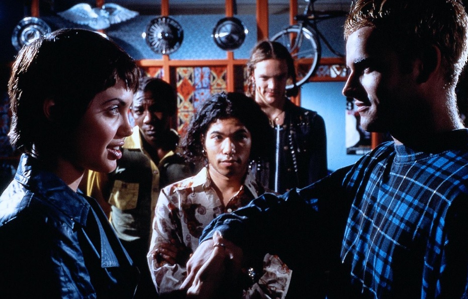  Hacker, hacker "width =" 600 "height =" 383 "/> </p>
<p> <strong> Hackers, hackers </strong> è un famoso film del 1995 che non solo ha rivelato una giovanissima <strong> Angelina Jolie </strong>ma ha anche influenzato il modo in cui gli hacker si vestono e parlano all'interno dall'immaginazione popolare. </p>
<p> Il film racconta la storia di <strong> Dade Murphy </strong>un giovane hacker che riesce a far crollare più di 1507 <strong> sistemi informatici </strong> all'interno di Wall Street. Dopo essere stato arrestato dalla polizia, le autorità hanno condannato l'adolescente a non potersi avvicinare a un computer oa un telefono fino all'età di 18 anni. </p>
<p> Dopo aver raggiunto la maggiore età, Murphy e la sua famiglia si trasferiscono a New York. Lì farà amicizia con un gruppo di hacker dilettanti che, a causa della sua curiosità, si trovano nel mezzo di una <strong> truffa industriale </strong> su larga scala. </p>
<h2> <strong> Trilogia di Matrix </strong> </h2>
<p> <img decoding=